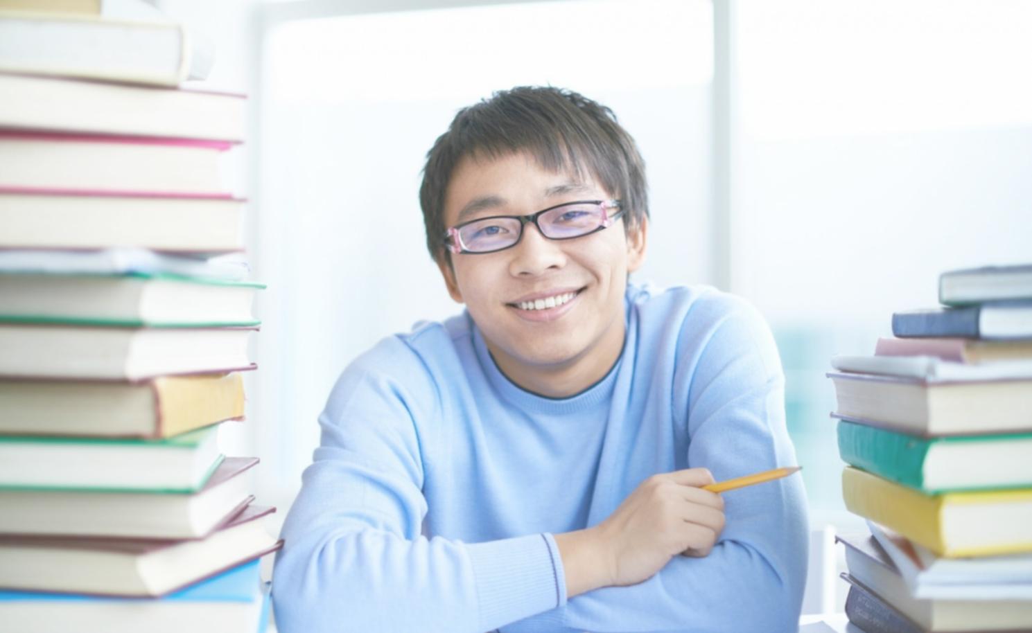 Espace de travail avec documents budgétaires et outils de planification financière