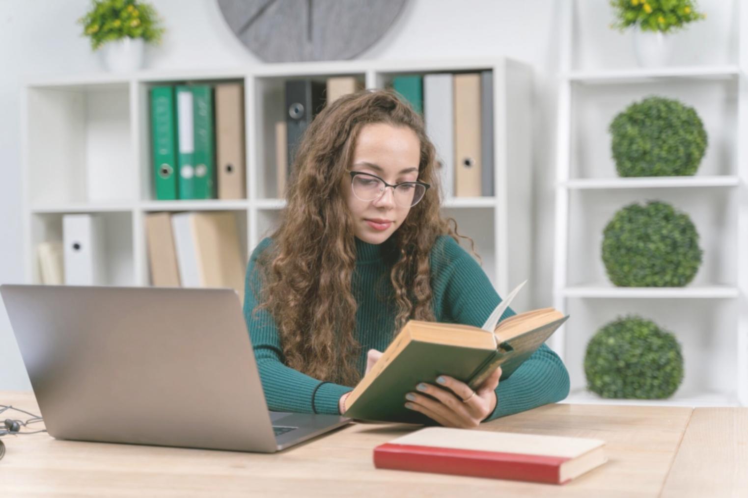 Session de formation avec participants analysant des données budgétaires