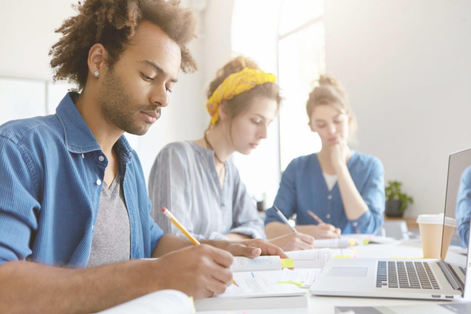 Équipe financière analysant les prévisions budgétaires continues